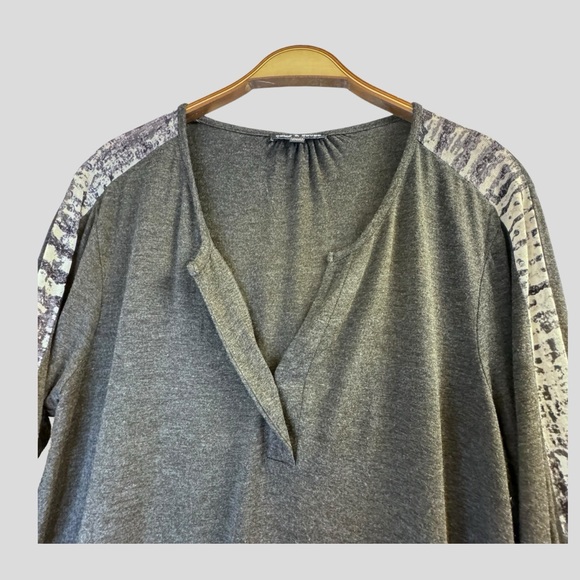 Women's Top XL Plunging Neckline Long Sleeve White Gray Print Detail Longline - Picture 5 of 11